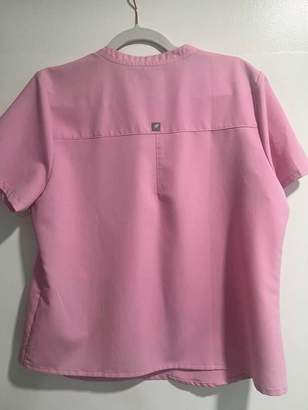 Fabletics Method Two-Pocket Scrub Top - Picture 5 of 6